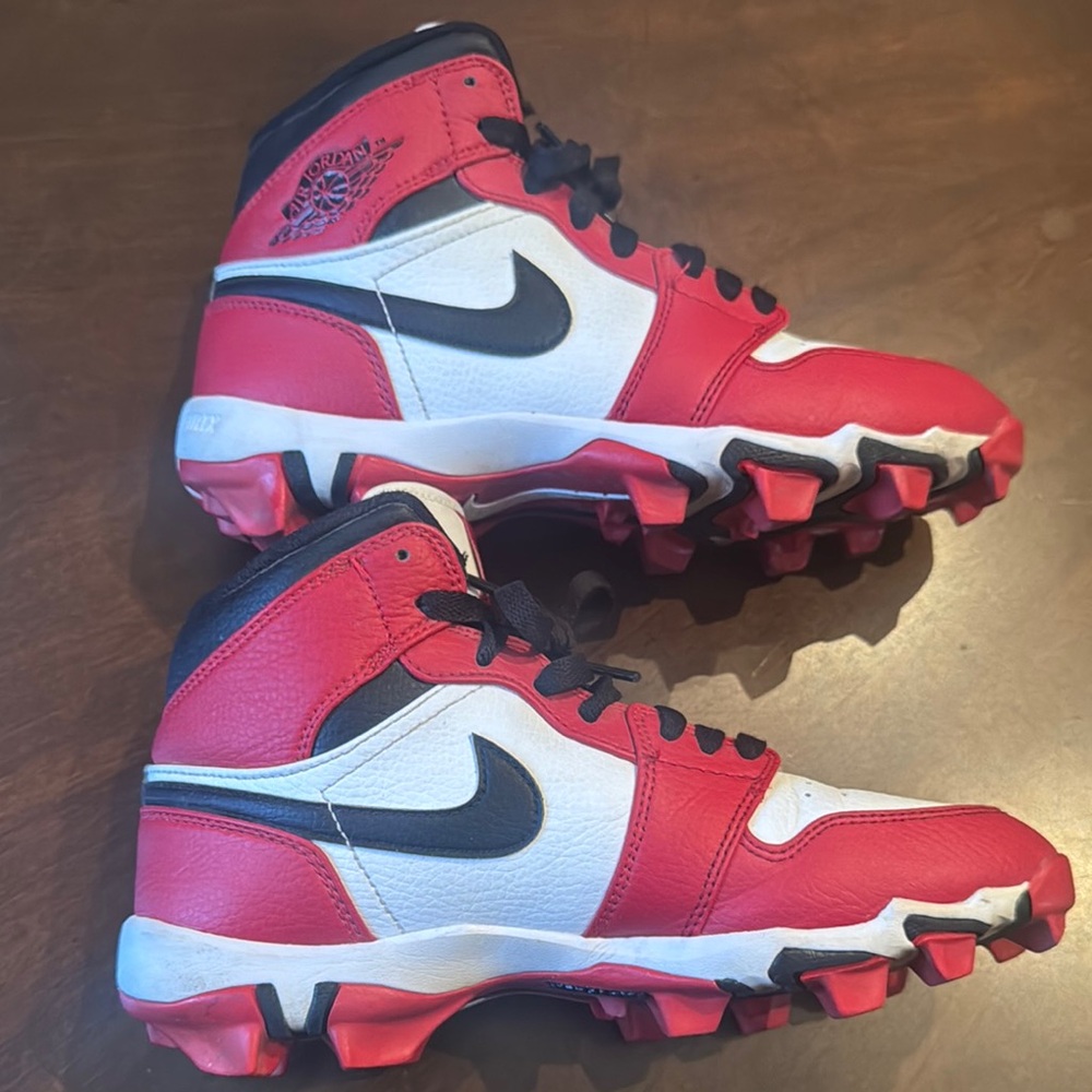 Nike Boys baseball/football cleats 5.5 youth